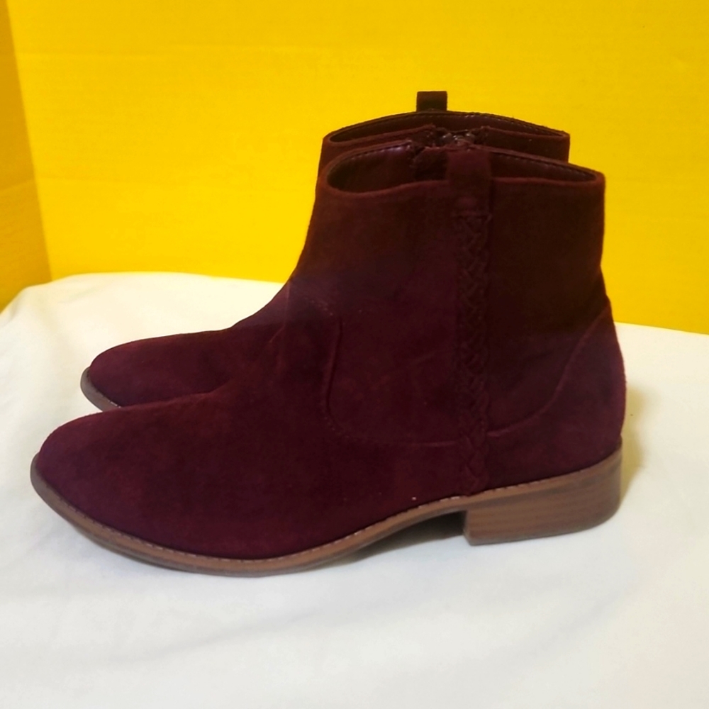 The children place girl boots size 2